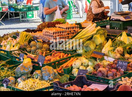 Marktland mit Obst und Gemüse Stockfoto