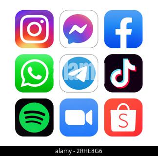 Kiew, Ukraine - 26. Oktober 2022: Icons Set of the Best Downloads Mobile Apps in the World of 2022, gedruckt auf Papier, wie Instagram, Messenger, F Stockfoto