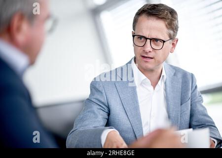 Berlin, Deutschland. 16. Aug. 2023. Carsten Linnemann, Generalsekretär der CDU, spricht während eines Dpa-Interviews. Kredit: Britta Pedersen/dpa/Alamy Live News Stockfoto