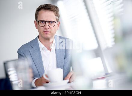 Berlin, Deutschland. 16. Aug. 2023. Carsten Linnemann, Generalsekretär der CDU während eines DPA-Interviews. Kredit: Britta Pedersen/dpa/Alamy Live News Stockfoto