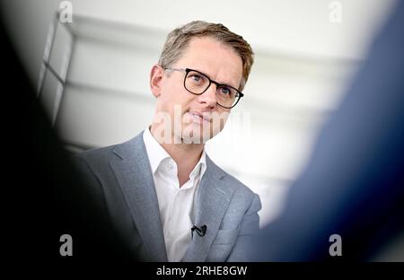 Berlin, Deutschland. 16. Aug. 2023. Carsten Linnemann, Generalsekretär der CDU, spricht während eines Dpa-Interviews. Kredit: Britta Pedersen/dpa/Alamy Live News Stockfoto