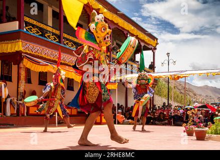 Indien, Ladakh, Leh Valley Sakti, Takthok, Tak tok Tsechu, festival, maskierter Lord der Zeit und transzendenzistische Weisheit, Mahakala Cham Tänzer mit Trommeln Stockfoto