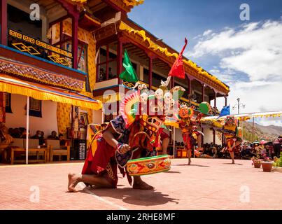 Indien, Ladakh, Leh Valley Sakti, Takthok, Tak tok Tsechu, festival, maskierter Lord der Zeit und transzendenzistische Weisheit, Mahakala Cham Tänzer mit Trommeln Stockfoto