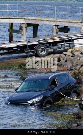 Das Auto tauchte aufgrund der Ebbe auf dem Fluss Clyde in Wasser ein Stockfoto