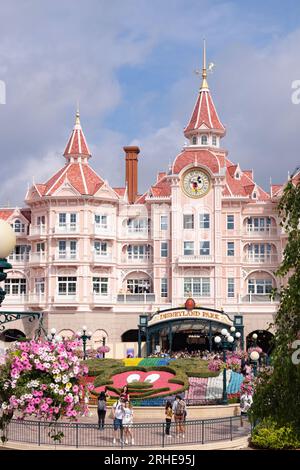 Eingang zum Disneyland Paris; Eingang zum Disneyland Paris, der durch das Disneyland Hotel, Disney, Paris Frankreich verläuft Stockfoto