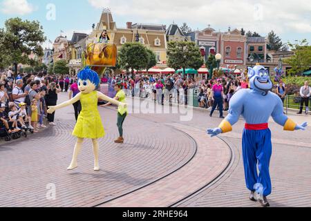 Disneyland Paris - die Disney Parade mit den disney-Figuren Peter Pan, Joy und The Genie tanzen vor den Besuchern; Disneyland Paris, Frankreich Stockfoto