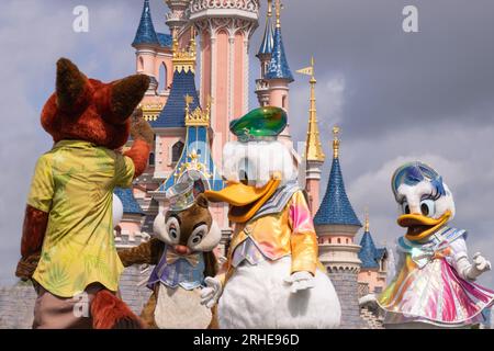 Disneyland Paris; Disney-Figuren und das Disneyland Castle tanzen in der Disneyland Parade; Nick Wilde der Fuchs; Chip, Donald Duck und Daffy Duck Stockfoto