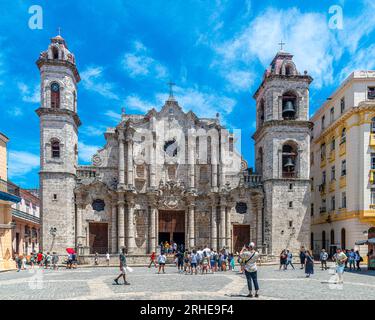 Kuba, Havanna.La Habana Plaza de la Cathedral, Havana Vieja.Havanna Sehenswürdigkeiten voller Touristen. Stockfoto