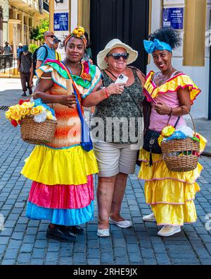 Kuba Havanna. Touristen in den Straßen der Altstadt von Havanna. Restaurants, Cafés... Auf diesen Plätzen florieren Handel, Straßenmusiker und Touristen. Stockfoto
