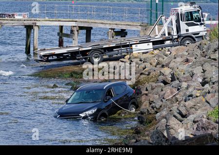 Das Auto tauchte aufgrund der Ebbe auf dem Fluss Clyde in Wasser ein Stockfoto