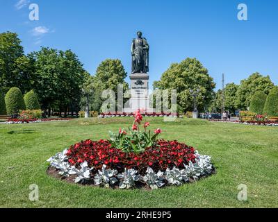 Carl Johans Park in Norrköping, Schweden mit der Statue von König Karl XIV Johan. Karl Johan war der erste König der Familie Bernadotte. Stockfoto