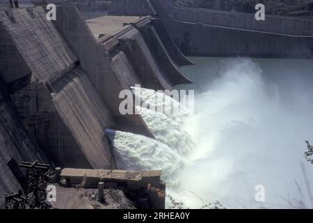 Die Baustelle des Sardar-Sarovar-Staudamms am Narmada-Fluss in der Nähe der Stadt Kavadiya in der Provinz Gujarat in Indien. Indien, Gujarat, Indien Stockfoto