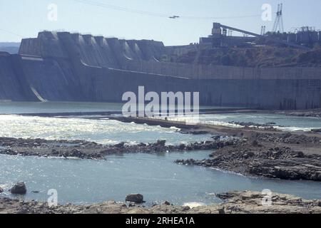 Die Baustelle des Sardar-Sarovar-Staudamms am Narmada-Fluss in der Nähe der Stadt Kavadiya in der Provinz Gujarat in Indien. Indien, Gujarat, Indien Stockfoto