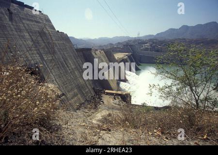 Die Baustelle des Sardar-Sarovar-Staudamms am Narmada-Fluss in der Nähe der Stadt Kavadiya in der Provinz Gujarat in Indien. Indien, Gujarat, Indien Stockfoto