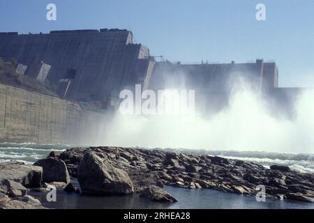 Die Baustelle des Sardar-Sarovar-Staudamms am Narmada-Fluss in der Nähe der Stadt Kavadiya in der Provinz Gujarat in Indien. Indien, Gujarat, Indien Stockfoto