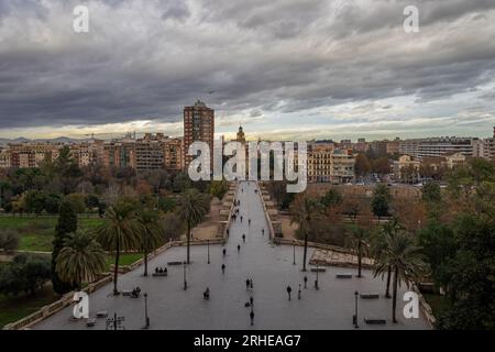 Valencia, Spanien - 12. Dezember 2022: Blick vom Serranos-Turm über die Serranos-Brücke mit bewölktem Stadtbild Stockfoto