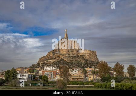 Burg von Monteagudo auf einem riesigen Felsen mit einer riesigen Statue von Jesus Christus, Murcia Stockfoto