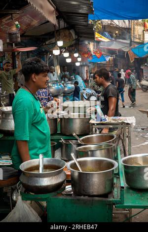 Indien, Delhi, Nizamuddin West, Dargah Nizamuddin Aulia, offenes Restaurant auf der Straße zum Schrein Stockfoto