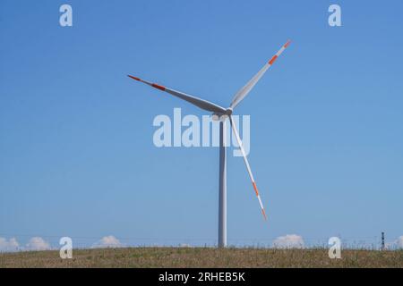 Piansano, Lazio, Italien. 16. August 2023 Windturbinen auf einem Windpark in Piansano, Mittelitalien zur Stromerzeugung. Italien strebt an, seine Abhängigkeit von fossilen Brennstoffen zu verringern und den Übergang zu einem nachhaltigeren Energiemix zu vollziehen, mit dem Ziel, bis 2030 30 % seines Energieverbrauchs aus erneuerbaren Quellen zu erreichen. Credit amer ghazzal/Alamy Live News Stockfoto