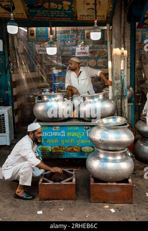 Indien, Delhi, Nizamuddin West, Dargah Nizamuddin Aulia, offenes Restaurant auf der Straße zum Schrein Stockfoto