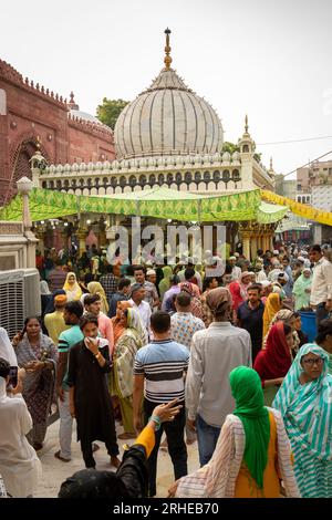 Indien, Delhi, Nizamuddin West, Dargah Nizamuddin Aulia, Donnerstagabend Dargah, Anhänger am Schrein Stockfoto