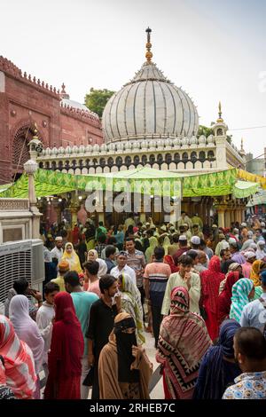 Indien, Delhi, Nizamuddin West, Dargah Nizamuddin Aulia, Donnerstagabend Dargah, Anhänger am Schrein Stockfoto