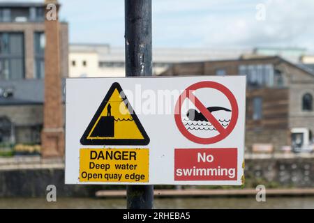 Bristol Harbourside Danger Deep Water No Swimming Schild Stockfoto