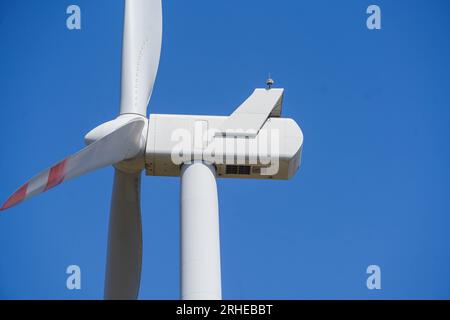 Piansano, Lazio, Italien. 16. August 2023 Windturbinen auf einem Windpark in Piansano, Mittelitalien zur Stromerzeugung. Italien strebt an, seine Abhängigkeit von fossilen Brennstoffen zu verringern und den Übergang zu einem nachhaltigeren Energiemix zu vollziehen, mit dem Ziel, bis 2030 30 % seines Energieverbrauchs aus erneuerbaren Quellen zu erreichen. Credit amer ghazzal/Alamy Live News Stockfoto