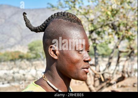 Namibia. Das Leben in einem Himba-Dorf. Region Kunene. Der traditionelle Kopfschmuck eines Mannes Stockfoto