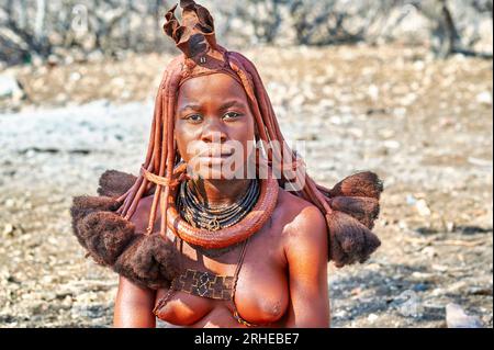 Namibia. Das Leben in einem Himba-Dorf. Region Kunene. Der traditionelle Kopfschmuck einer Frau Stockfoto