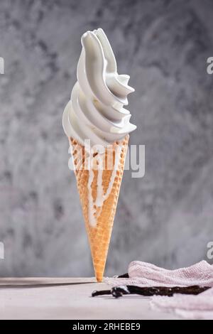 Wunderschönes Bild von einem Vanilleeis, das langsam schmilzt Stockfoto