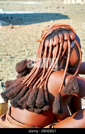 Namibia. Das Leben in einem Himba-Dorf. Region Kunene. Der traditionelle Kopfschmuck einer Frau Stockfoto