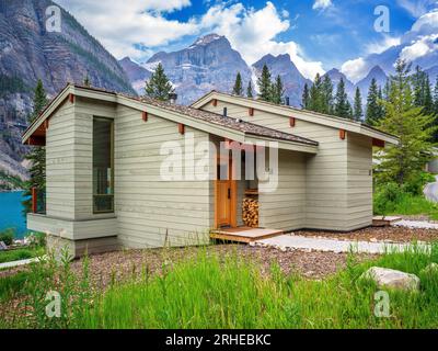 Moraine Lake Lodge, Moraine Lake im Sommer im Banff National Park, Canadian Rockies, Alberta, Kanada. Banff National Park, Alberta, Kanada Stockfoto