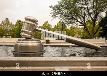 Der größte Hammer der Welt in einem reflektierenden Pool im Gerichtszentrum von Ohio, in dem sich der Oberste Gerichtshof von Ohio befindet, in der Innenstadt von Columbus Stockfoto