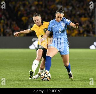 Sydney, Australien. August 2023. Lucy Bronze aus England gewann den Ball gegen Caitlin Foord aus Australien während des Halbfinales der FIFA Frauen-Weltmeisterschaft 2023 im Stadion Australien in Sydney (Kleber Osorio) Credit: Kleber Osorio/Alamy Live News Stockfoto