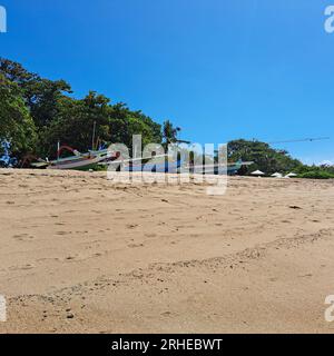 Traditionelle Boote an einem Strand in Bali, Indonesien Stockfoto