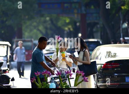 PEKING, CHINA - 16. AUGUST 2023 - Touristen besuchen die Imperial College (Guozijian) Street in Peking, China, 16. August 2023. Während der Sommerferien Stockfoto