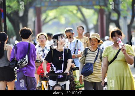 PEKING, CHINA - 16. AUGUST 2023 - Touristen besuchen die Imperial College (Guozijian) Street in Peking, China, 16. August 2023. Während der Sommerferien Stockfoto