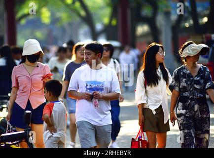 PEKING, CHINA - 16. AUGUST 2023 - Touristen besuchen die Imperial College (Guozijian) Street in Peking, China, 16. August 2023. Während der Sommerferien Stockfoto