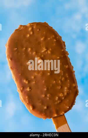 Islands Majestics Milliardäre Weiße Schokoladenstäbchen Eis auf blau gemustertem Hintergrund Stockfoto