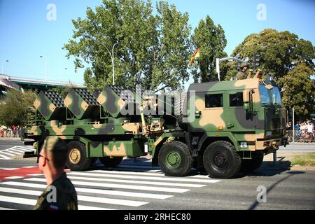 Warschau, Mazovia, Polen. 15. Aug. 2023. Militärparade am Festtag der polnischen Armee. Jüngste Militärmaschinen, Panzer und Kampfflugzeuge sind enttarnt. Der polnische Präsident Duda leitet die Zeremonie. (Kreditbild: © Jakob Ratz/Pacific Press via ZUMA Press Wire) NUR REDAKTIONELLE VERWENDUNG! Nicht für den kommerziellen GEBRAUCH! Stockfoto