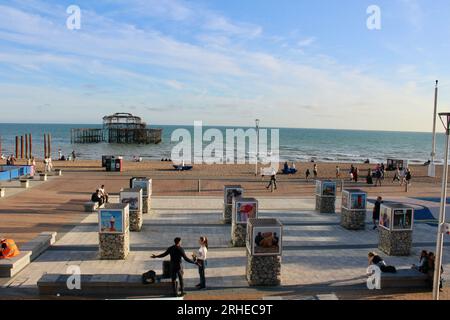 Kunstausstellung am Strand in brighton sussex england Stockfoto