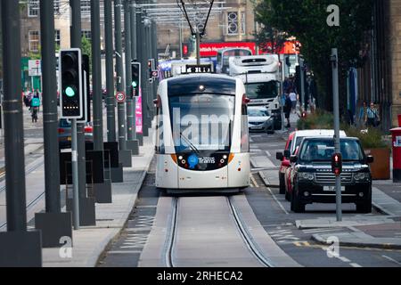 Straßenbahn von Edinburgh auf dem Leith Walk in Leith, Edinburgh, Schottland, Großbritannien Stockfoto