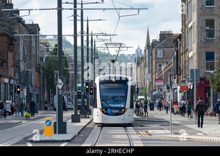 Straßenbahn von Edinburgh auf dem Leith Walk in Leith, Edinburgh, Schottland, Großbritannien Stockfoto