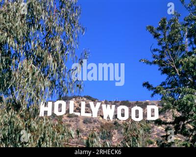 HOLLYWOOD USA - 12. APRIL 2015: Das weltberühmte Wahrzeichen Hollywood Sign in Los Angeles, Kalifornien, befindet sich in den Hollywood Hills am Mount Lee. Mit Text Stockfoto