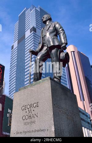 New York, NY, USA - 2. Mai 2018: Denkmal für George M. Cohan, US-amerikanischer Entertainer, Dramatiker, Komponist, Lyriker, Schauspieler, Sänger, Tänzerin und Theatraliker Stockfoto