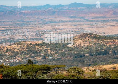 Malerischer Blick auf das Tal gegen den Himmel von Mbeya PAEK in der Mbeya Mountain Range, Tansania Stockfoto