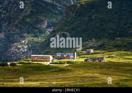 Blick auf die verlassenen Gebäude und das Dorf auf der Wiese am Mont Cenis Gebirgspass in den französischen Alpen. Stockfoto