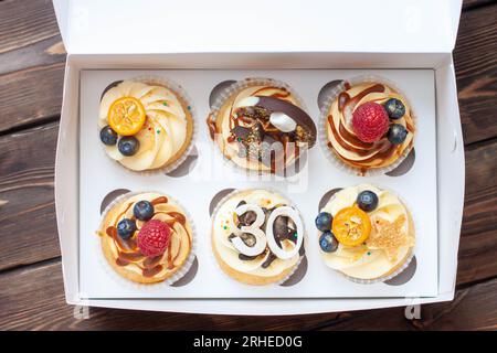 Festliche Cupcakes in Pappkarton mit Beeren zum 30. Geburtstag Stockfoto