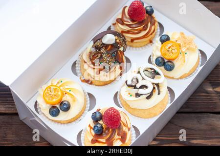 Festliche Cupcakes in Pappkarton mit Beeren zum 30. Geburtstag Stockfoto